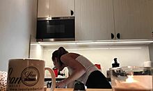 बेयरफुट बेब सिल्विया के रसोई कैमरे में उसकी निर्दोष चूचियों के साथ दिखाओ।